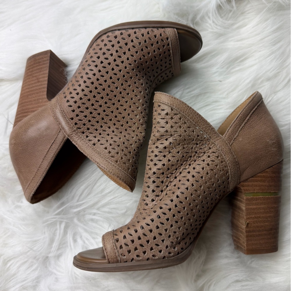 Lucky Brand Tan Peep-Toe Heeled Sandals - Picture 2 of 7